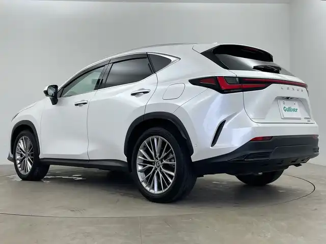 レクサス ＮＸ 350h バージョンL 鹿児島県 2023(令5)年 6.2万km ソニッククォーツ サンルーフ/純正ナビ付ディスプレイオーディオ/（Bluetooth/フルセグTV）/パノラミックビューモニター/マークレビンソンプレミアムサウンド/レザーシート/パワーシート/シートヒーター/メモリシート(D)/電動リアゲート/電動サイドブレーキ/オートホールド/ビルトインETC2.0/BSM/ビルドインETC/WCO/SPORT/EVモード/革巻きステアリング/ステアリングスイッチ/パドルシフト/Autoライト/前後ドライブレコーダー/三眼LEDヘッドライト/デジタルインナーミラー/フォグ/クリアランスソナー/シーケンシャルウィンカー/ヘッドアップディスプレイ/電動格納ミラー/ウィンカーミラー/スマートキー/スペアキー(2本)/プッシュスタートボタン/純正フロアマット/純正アルミホイール
