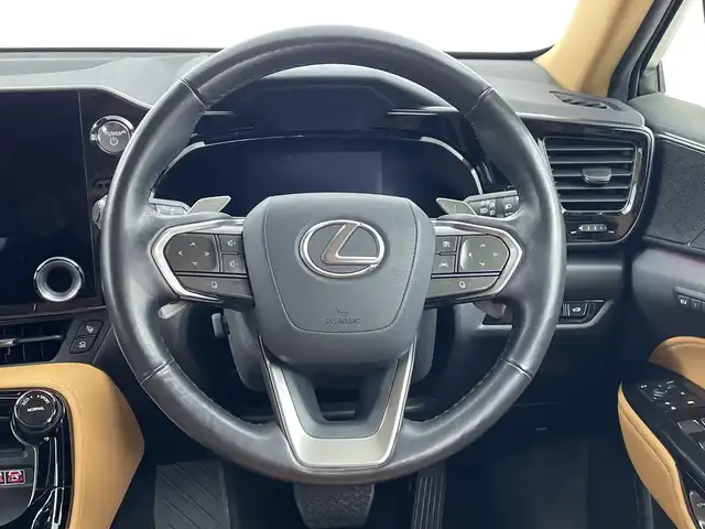 レクサス ＮＸ 350h バージョンL 鹿児島県 2023(令5)年 6.2万km ソニッククォーツ サンルーフ/純正ナビ付ディスプレイオーディオ/（Bluetooth/フルセグTV）/パノラミックビューモニター/マークレビンソンプレミアムサウンド/レザーシート/パワーシート/シートヒーター/メモリシート(D)/電動リアゲート/電動サイドブレーキ/オートホールド/ビルトインETC2.0/BSM/ビルドインETC/WCO/SPORT/EVモード/革巻きステアリング/ステアリングスイッチ/パドルシフト/Autoライト/前後ドライブレコーダー/三眼LEDヘッドライト/デジタルインナーミラー/フォグ/クリアランスソナー/シーケンシャルウィンカー/ヘッドアップディスプレイ/電動格納ミラー/ウィンカーミラー/スマートキー/スペアキー(2本)/プッシュスタートボタン/純正フロアマット/純正アルミホイール