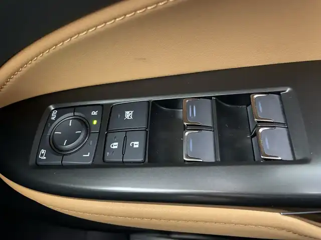 レクサス ＮＸ 350h バージョンL 鹿児島県 2023(令5)年 6.2万km ソニッククォーツ サンルーフ/純正ナビ付ディスプレイオーディオ/（Bluetooth/フルセグTV）/パノラミックビューモニター/マークレビンソンプレミアムサウンド/レザーシート/パワーシート/シートヒーター/メモリシート(D)/電動リアゲート/電動サイドブレーキ/オートホールド/ビルトインETC2.0/BSM/ビルドインETC/WCO/SPORT/EVモード/革巻きステアリング/ステアリングスイッチ/パドルシフト/Autoライト/前後ドライブレコーダー/三眼LEDヘッドライト/デジタルインナーミラー/フォグ/クリアランスソナー/シーケンシャルウィンカー/ヘッドアップディスプレイ/電動格納ミラー/ウィンカーミラー/スマートキー/スペアキー(2本)/プッシュスタートボタン/純正フロアマット/純正アルミホイール