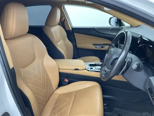 レクサス ＮＸ 350h バージョンL 鹿児島県 2023(令5)年 6.2万km ソニッククォーツ サンルーフ/純正ナビ付ディスプレイオーディオ/（Bluetooth/フルセグTV）/パノラミックビューモニター/マークレビンソンプレミアムサウンド/レザーシート/パワーシート/シートヒーター/メモリシート(D)/電動リアゲート/電動サイドブレーキ/オートホールド/ビルトインETC2.0/BSM/ビルドインETC/WCO/SPORT/EVモード/革巻きステアリング/ステアリングスイッチ/パドルシフト/Autoライト/前後ドライブレコーダー/三眼LEDヘッドライト/デジタルインナーミラー/フォグ/クリアランスソナー/シーケンシャルウィンカー/ヘッドアップディスプレイ/電動格納ミラー/ウィンカーミラー/スマートキー/スペアキー(2本)/プッシュスタートボタン/純正フロアマット/純正アルミホイール