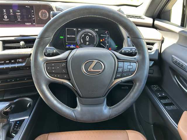 レクサス ＵＸ 250h ブラウンエディション 熊本県 2020(令2)年 2.3万km アンバークリスタルシャイン サンルーフ/革シート/ワンオーナー/プッシュスタート/純正ナビ/（CD・DVD・フルセグTV・BTオーディオ・SD）/全方位カメラ/ビルトインETC/純正18インチAW/レーダークルーズ/前席パワーシート・右前席シートメモリー/前席シートヒーター/ステアリングヒーター/パワーバックドア/LEDヘッドライト/オートライト/フォグライト/前後コーナーセンサー/横滑り防止装置/ウィンカーミラー/純正フロアマット/純正ドアバイザー/新車保証書/取扱説明書/スマートスペアキー×1本/カード型キー×1本
