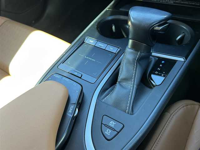 レクサス ＵＸ 250h ブラウンエディション 熊本県 2020(令2)年 2.3万km アンバークリスタルシャイン サンルーフ/革シート/ワンオーナー/プッシュスタート/純正ナビ/（CD・DVD・フルセグTV・BTオーディオ・SD）/全方位カメラ/ビルトインETC/純正18インチAW/レーダークルーズ/前席パワーシート・右前席シートメモリー/前席シートヒーター/ステアリングヒーター/パワーバックドア/LEDヘッドライト/オートライト/フォグライト/前後コーナーセンサー/横滑り防止装置/ウィンカーミラー/純正フロアマット/純正ドアバイザー/新車保証書/取扱説明書/スマートスペアキー×1本/カード型キー×1本