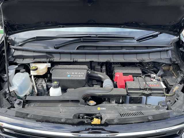 日産 セレナ e－パワー ハイウェイスター V 兵庫県 2023(令5)年 2.8万km ダイヤモンドブラック ワンオーナー/保証書・取説・有/純正メモリーナビ・フルセグ・BT・FM・AM・HDMI/バックカメラ/全周囲カメラ/ETC2.0/プロパイロット/追尾機能付きクルーズコントロール/車線逸脱防止支援システム/衝突被害軽減ブレーキ/クリアランスソナー/踏み間違え防止システム/パーキングブレーキサポート/ロードサインアシスト/ブラインドスポットミラー/両側パワースライドドア/ワイヤレス充電器/電動パーキングブレーキ/ブレーキホールド/革調シートカバー/プッシュスタート/スマートキー×2/純正フロアマット/純正アルミホイール/純正フロントスポイラー
