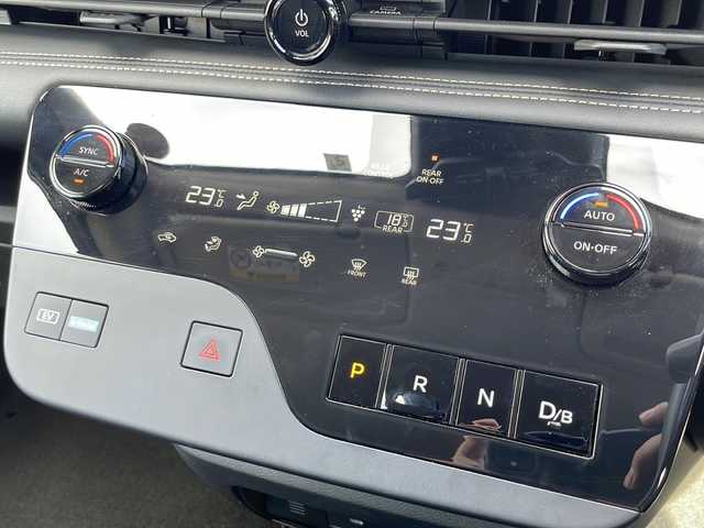 日産 セレナ e－パワー ハイウェイスター V 兵庫県 2023(令5)年 2.8万km ダイヤモンドブラック ワンオーナー/保証書・取説・有/純正メモリーナビ・フルセグ・BT・FM・AM・HDMI/バックカメラ/全周囲カメラ/ETC2.0/プロパイロット/追尾機能付きクルーズコントロール/車線逸脱防止支援システム/衝突被害軽減ブレーキ/クリアランスソナー/踏み間違え防止システム/パーキングブレーキサポート/ロードサインアシスト/ブラインドスポットミラー/両側パワースライドドア/ワイヤレス充電器/電動パーキングブレーキ/ブレーキホールド/革調シートカバー/プッシュスタート/スマートキー×2/純正フロアマット/純正アルミホイール/純正フロントスポイラー