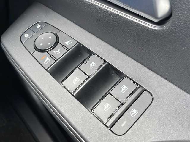 日産 セレナ e－パワー ハイウェイスター V 兵庫県 2023(令5)年 2.8万km ダイヤモンドブラック ワンオーナー/保証書・取説・有/純正メモリーナビ・フルセグ・BT・FM・AM・HDMI/バックカメラ/全周囲カメラ/ETC2.0/プロパイロット/追尾機能付きクルーズコントロール/車線逸脱防止支援システム/衝突被害軽減ブレーキ/クリアランスソナー/踏み間違え防止システム/パーキングブレーキサポート/ロードサインアシスト/ブラインドスポットミラー/両側パワースライドドア/ワイヤレス充電器/電動パーキングブレーキ/ブレーキホールド/革調シートカバー/プッシュスタート/スマートキー×2/純正フロアマット/純正アルミホイール/純正フロントスポイラー