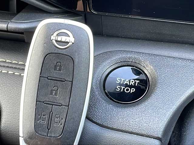 日産 セレナ e－パワー ハイウェイスター V 兵庫県 2023(令5)年 2.8万km ダイヤモンドブラック ワンオーナー/保証書・取説・有/純正メモリーナビ・フルセグ・BT・FM・AM・HDMI/バックカメラ/全周囲カメラ/ETC2.0/プロパイロット/追尾機能付きクルーズコントロール/車線逸脱防止支援システム/衝突被害軽減ブレーキ/クリアランスソナー/踏み間違え防止システム/パーキングブレーキサポート/ロードサインアシスト/ブラインドスポットミラー/両側パワースライドドア/ワイヤレス充電器/電動パーキングブレーキ/ブレーキホールド/革調シートカバー/プッシュスタート/スマートキー×2/純正フロアマット/純正アルミホイール/純正フロントスポイラー