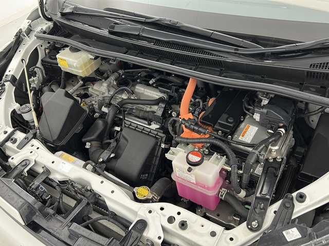 トヨタ ヴォクシー ハイブリッド V 宮城県 2014(平26)年 7.4万km ホワイトパールクリスタルシャイン 禁煙車/純正フリップダウンモニター/純正9インチナビ/・CD.DVD.SD.BT/フルセグTVバックモニター/両側パワースライドドア/クルーズコントロール/前席シートヒーター/LEDヘッドライト/フォグランプ/ビルトインETC/置くだけ充電/ステアリングスイッチ/アイドリングストップ/横滑り防止装置/純正フロアマット/社外15インチアルミホイール