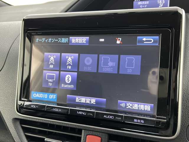 トヨタ ヴォクシー ハイブリッド V 宮城県 2014(平26)年 7.4万km ホワイトパールクリスタルシャイン 禁煙車/純正フリップダウンモニター/純正9インチナビ/・CD.DVD.SD.BT/フルセグTVバックモニター/両側パワースライドドア/クルーズコントロール/前席シートヒーター/LEDヘッドライト/フォグランプ/ビルトインETC/置くだけ充電/ステアリングスイッチ/アイドリングストップ/横滑り防止装置/純正フロアマット/社外15インチアルミホイール