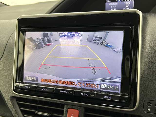 トヨタ ヴォクシー ハイブリッド V 宮城県 2014(平26)年 7.4万km ホワイトパールクリスタルシャイン 禁煙車/純正フリップダウンモニター/純正9インチナビ/・CD.DVD.SD.BT/フルセグTVバックモニター/両側パワースライドドア/クルーズコントロール/前席シートヒーター/LEDヘッドライト/フォグランプ/ビルトインETC/置くだけ充電/ステアリングスイッチ/アイドリングストップ/横滑り防止装置/純正フロアマット/社外15インチアルミホイール