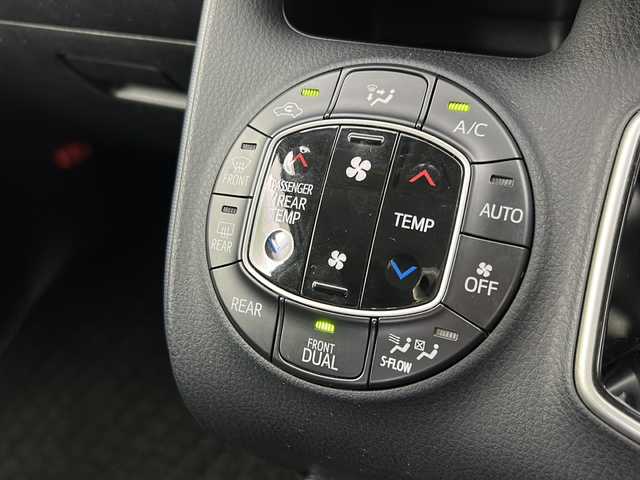 トヨタ ヴォクシー ハイブリッド V 宮城県 2014(平26)年 7.4万km ホワイトパールクリスタルシャイン 禁煙車/純正フリップダウンモニター/純正9インチナビ/・CD.DVD.SD.BT/フルセグTVバックモニター/両側パワースライドドア/クルーズコントロール/前席シートヒーター/LEDヘッドライト/フォグランプ/ビルトインETC/置くだけ充電/ステアリングスイッチ/アイドリングストップ/横滑り防止装置/純正フロアマット/社外15インチアルミホイール