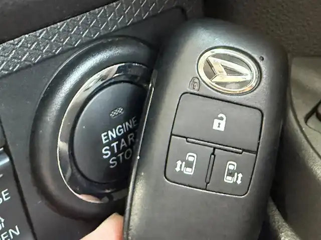 ダイハツ タント ファンクロスターボ 千葉県 2023(令5)年 0.7万km クロムグレーメタリック スマートアシスト３/・衝突軽減ブレーキ/レーンキープアシスト/・レーダークルーズコントロール/オートハイビーム/・クリアランスソナー/踏み間違い防止/・標識認識/先行車発進お知らせ/純正10インチナビ(NMZN-Z73DS)/・フルセグ/BT/DVD/CD/全方位カメラ/ステアリングスイッチ/ETC/両側パワースライドドア/シートヒーター(D/N席)/LEDヘッドライト/オートライト/フォグライト/ルーフレール/純正15インチAW/スマートキー/プッシュスタート/純正フロアマット