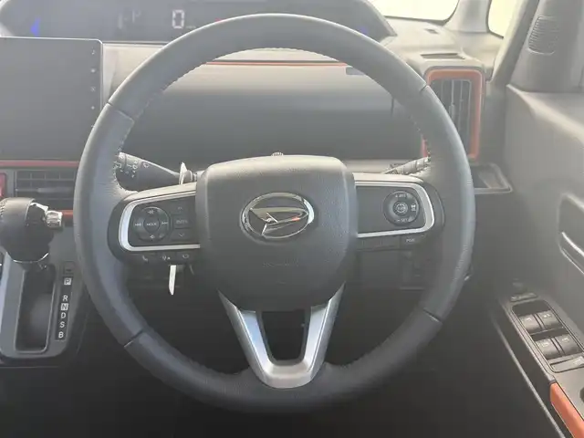 ダイハツ タント ファンクロスターボ 千葉県 2023(令5)年 0.7万km クロムグレーメタリック スマートアシスト３/・衝突軽減ブレーキ/レーンキープアシスト/・レーダークルーズコントロール/オートハイビーム/・クリアランスソナー/踏み間違い防止/・標識認識/先行車発進お知らせ/純正10インチナビ(NMZN-Z73DS)/・フルセグ/BT/DVD/CD/全方位カメラ/ステアリングスイッチ/ETC/両側パワースライドドア/シートヒーター(D/N席)/LEDヘッドライト/オートライト/フォグライト/ルーフレール/純正15インチAW/スマートキー/プッシュスタート/純正フロアマット