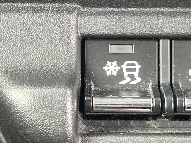 スズキ ハスラー HYBRID X 秋田県 2020(令2)年 3.3万km ピュアホワイトP ４WD/LEDヘッドライト/衝突軽減システム/純正アルミ/スマートキー/アイドリングストップ/プッシュスタート/レーンキープアシスト/コーナーセンサー/ダウンヒルアシストコントロール/ステアリングスイッチ/ETC/純正フロアマット/純正ドアバイザー/オートライト/オートエアコン/パワーステアリング/パワーウィンドウ/横滑り防止/盗難防止装置/電動格納ウィンカーミラー/保証書/取扱説明書/記録簿