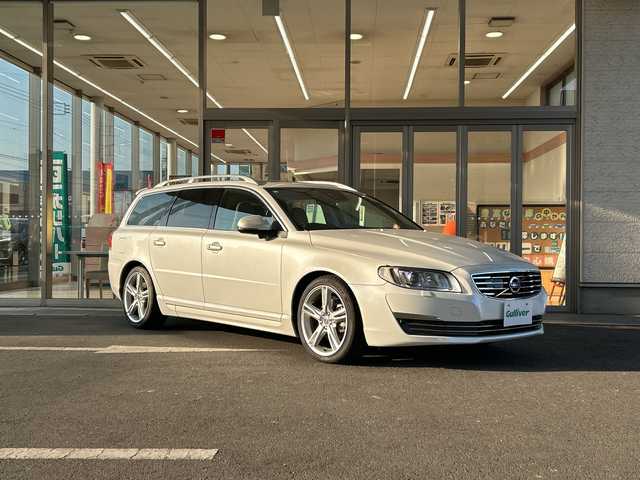ボルボ Ｖ７０ T－5 クラシック 埼玉県 2016(平28)年 4.3万km クリスタルホワイトP 純正ナビ/・AM/FM/CD/BT/ETC/レザーシート/前席パワーシート/前席シートヒーター/前席エアシート/サンルーフ/パワーバックドア/クリアランスソナー/レーンアシスト/ルーフレール/パドルシフト/HIDヘッドライト/ウインカーミラー/前ドライブレコーダー/プッシュスタート/スマートキー/保証書