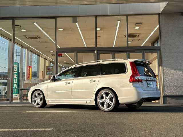 ボルボ Ｖ７０ T－5 クラシック 埼玉県 2016(平28)年 4.3万km クリスタルホワイトP 純正ナビ/・AM/FM/CD/BT/ETC/レザーシート/前席パワーシート/前席シートヒーター/前席エアシート/サンルーフ/パワーバックドア/クリアランスソナー/レーンアシスト/ルーフレール/パドルシフト/HIDヘッドライト/ウインカーミラー/前ドライブレコーダー/プッシュスタート/スマートキー/保証書