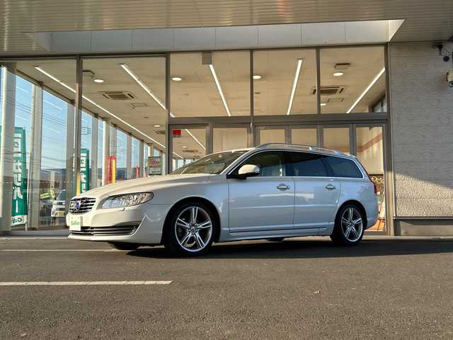 ボルボ Ｖ７０ T－5 クラシック 埼玉県 2016(平28)年 4.3万km クリスタルホワイトP 純正ナビ/・AM/FM/CD/BT/ETC/レザーシート/前席パワーシート/前席シートヒーター/前席エアシート/サンルーフ/パワーバックドア/クリアランスソナー/レーンアシスト/ルーフレール/パドルシフト/HIDヘッドライト/ウインカーミラー/前ドライブレコーダー/プッシュスタート/スマートキー/保証書