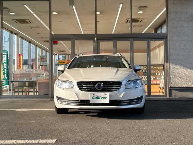 ボルボ Ｖ７０ T－5 クラシック 埼玉県 2016(平28)年 4.3万km クリスタルホワイトP 純正ナビ/・AM/FM/CD/BT/ETC/レザーシート/前席パワーシート/前席シートヒーター/前席エアシート/サンルーフ/パワーバックドア/クリアランスソナー/レーンアシスト/ルーフレール/パドルシフト/HIDヘッドライト/ウインカーミラー/前ドライブレコーダー/プッシュスタート/スマートキー/保証書