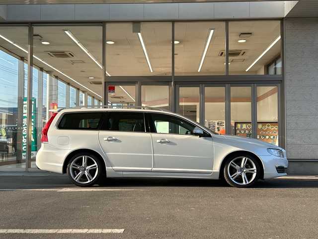 ボルボ Ｖ７０ T－5 クラシック 埼玉県 2016(平28)年 4.3万km クリスタルホワイトP 純正ナビ/・AM/FM/CD/BT/ETC/レザーシート/前席パワーシート/前席シートヒーター/前席エアシート/サンルーフ/パワーバックドア/クリアランスソナー/レーンアシスト/ルーフレール/パドルシフト/HIDヘッドライト/ウインカーミラー/前ドライブレコーダー/プッシュスタート/スマートキー/保証書
