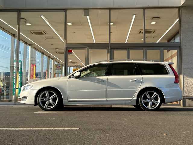 ボルボ Ｖ７０ T－5 クラシック 埼玉県 2016(平28)年 4.3万km クリスタルホワイトP 純正ナビ/・AM/FM/CD/BT/ETC/レザーシート/前席パワーシート/前席シートヒーター/前席エアシート/サンルーフ/パワーバックドア/クリアランスソナー/レーンアシスト/ルーフレール/パドルシフト/HIDヘッドライト/ウインカーミラー/前ドライブレコーダー/プッシュスタート/スマートキー/保証書