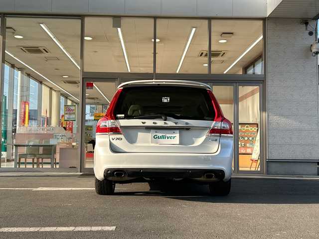 ボルボ Ｖ７０ T－5 クラシック 埼玉県 2016(平28)年 4.3万km クリスタルホワイトP 純正ナビ/・AM/FM/CD/BT/ETC/レザーシート/前席パワーシート/前席シートヒーター/前席エアシート/サンルーフ/パワーバックドア/クリアランスソナー/レーンアシスト/ルーフレール/パドルシフト/HIDヘッドライト/ウインカーミラー/前ドライブレコーダー/プッシュスタート/スマートキー/保証書