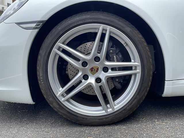 ポルシェ ９１１ カレラ 京都府 2019(平31)年 2.3万km 白 純正ナビ/スポーツクロノパッケージ/シートヒーター/パワーシート/オートライト/LEDヘッドライト/オートエアコン/横滑り防止措置/コーナーセンサー/バックカメラ/パドルシフト/アイドリングストップ/ETC2.0/純正フロアマット/ドライブレコーダー/電動パーキングブレーキ/純正19インチAW