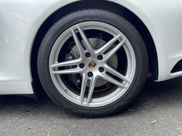 ポルシェ ９１１ カレラ 京都府 2019(平31)年 2.3万km 白 純正ナビ/スポーツクロノパッケージ/シートヒーター/パワーシート/オートライト/LEDヘッドライト/オートエアコン/横滑り防止措置/コーナーセンサー/バックカメラ/パドルシフト/アイドリングストップ/ETC2.0/純正フロアマット/ドライブレコーダー/電動パーキングブレーキ/純正19インチAW