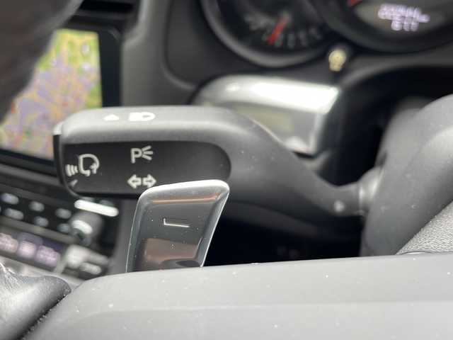 ポルシェ ９１１ カレラ 京都府 2019(平31)年 2.3万km 白 純正ナビ/スポーツクロノパッケージ/シートヒーター/パワーシート/オートライト/LEDヘッドライト/オートエアコン/横滑り防止措置/コーナーセンサー/バックカメラ/パドルシフト/アイドリングストップ/ETC2.0/純正フロアマット/ドライブレコーダー/電動パーキングブレーキ/純正19インチAW