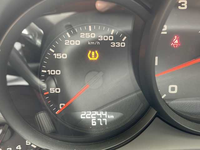 ポルシェ ９１１ カレラ 京都府 2019(平31)年 2.3万km 白 純正ナビ/スポーツクロノパッケージ/シートヒーター/パワーシート/オートライト/LEDヘッドライト/オートエアコン/横滑り防止措置/コーナーセンサー/バックカメラ/パドルシフト/アイドリングストップ/ETC2.0/純正フロアマット/ドライブレコーダー/電動パーキングブレーキ/純正19インチAW