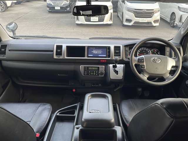 トヨタ ハイエース GL ロング 静岡県 2016(平28)年 9.8万km シルバーマイカM ワンオーナー/社外ナビ/　フルセグTV/BTオーディオ/MSV/DVD/バックカメラ /フリップダウンリアモニター/キャンピング仕様/左パワースライドドア/純正15インチAW/ETC/オートライト/LEDヘッドライト/スマートキー/スペアキー/保証書/取説