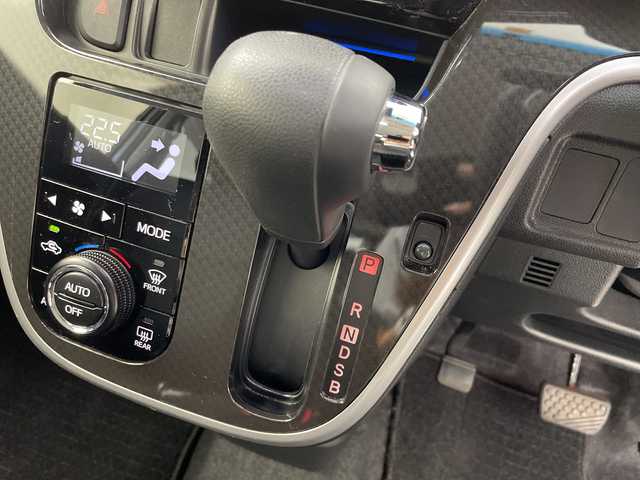 ダイハツ ムーヴ カスタム X VS SAⅢ 岐阜県 2023(令5)年 3.1万km ブラックマイカメタリック/シャイニングホワイトパール スマートアシストIII/衝突軽減ブレーキ/車線逸脱警報機能/誤発進抑制機能/先行車発進お知らせ/コーナーセンサー/オートハイビーム/純正SDナビ/フルセグ/BT/CD/DVD/全周囲モニター/ドライブレコーダー/ETC/シートヒーター/プッシュスタート/スマートキー/LEDヘッドライト/フォグランプ/フロアマット/ドアバイザー