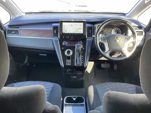 三菱 デリカＤ：５ P 山口県 2023(令5)年 2.2万km グラファイトグレーメタリック/ブラックマイカ パートタイム4WD/社外9V型ナビ【AVIC-RQ822-D】/・フルセグテレビ/・Bluetooth/・CD/DVD/AM/FM/・SD/USB/iPod/Wi-Fi Audio/・HDMI/AUX/ETC/両側パワースライドドア/アラウンドビューモニター/パワーバックドア/ステアリングヒーター/D/N席シートヒーター/パドルシフト/電動パーキングブレーキ/e-Assist/・車線逸脱警報システム/・レーダークルーズコントロールシステム/・オートマチックハイビーム/・誤発進抑制機能（前進時）/・後側方車両検知警報システム（レーンチェンジアシスト機能付）/・後退時交差車両検知警報システム/安全装備/・ヒルスタートアシスト/・エマージェンシーストップシグナルシステム［ESS］/・アクティブスタビリティコントロール/・ABS（EBD付）/純正18インチAW