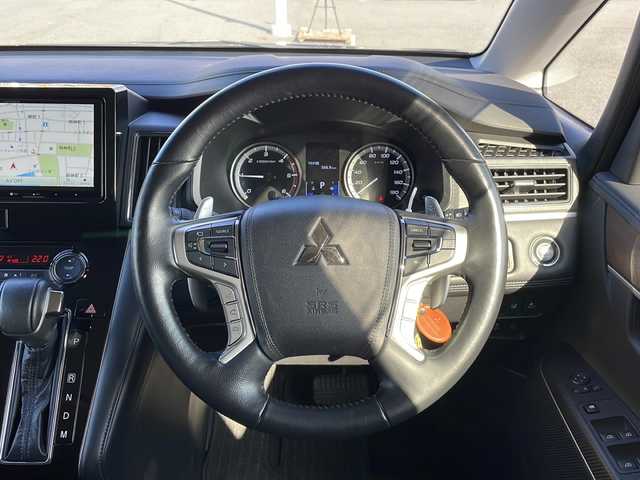 三菱 デリカＤ：５ P 山口県 2023(令5)年 2.2万km グラファイトグレーメタリック/ブラックマイカ パートタイム4WD/社外9V型ナビ【AVIC-RQ822-D】/・フルセグテレビ/・Bluetooth/・CD/DVD/AM/FM/・SD/USB/iPod/Wi-Fi Audio/・HDMI/AUX/ETC/両側パワースライドドア/アラウンドビューモニター/パワーバックドア/ステアリングヒーター/D/N席シートヒーター/パドルシフト/電動パーキングブレーキ/e-Assist/・車線逸脱警報システム/・レーダークルーズコントロールシステム/・オートマチックハイビーム/・誤発進抑制機能（前進時）/・後側方車両検知警報システム（レーンチェンジアシスト機能付）/・後退時交差車両検知警報システム/安全装備/・ヒルスタートアシスト/・エマージェンシーストップシグナルシステム［ESS］/・アクティブスタビリティコントロール/・ABS（EBD付）/純正18インチAW