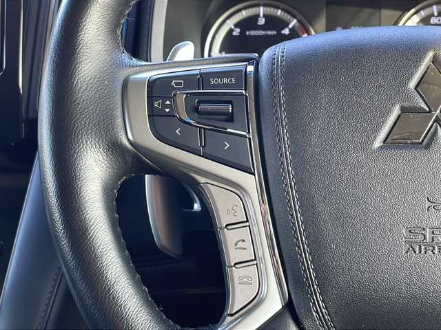 三菱 デリカＤ：５ P 山口県 2023(令5)年 2.2万km グラファイトグレーメタリック/ブラックマイカ パートタイム4WD/社外9V型ナビ【AVIC-RQ822-D】/・フルセグテレビ/・Bluetooth/・CD/DVD/AM/FM/・SD/USB/iPod/Wi-Fi Audio/・HDMI/AUX/ETC/両側パワースライドドア/アラウンドビューモニター/パワーバックドア/ステアリングヒーター/D/N席シートヒーター/パドルシフト/電動パーキングブレーキ/e-Assist/・車線逸脱警報システム/・レーダークルーズコントロールシステム/・オートマチックハイビーム/・誤発進抑制機能（前進時）/・後側方車両検知警報システム（レーンチェンジアシスト機能付）/・後退時交差車両検知警報システム/安全装備/・ヒルスタートアシスト/・エマージェンシーストップシグナルシステム［ESS］/・アクティブスタビリティコントロール/・ABS（EBD付）/純正18インチAW