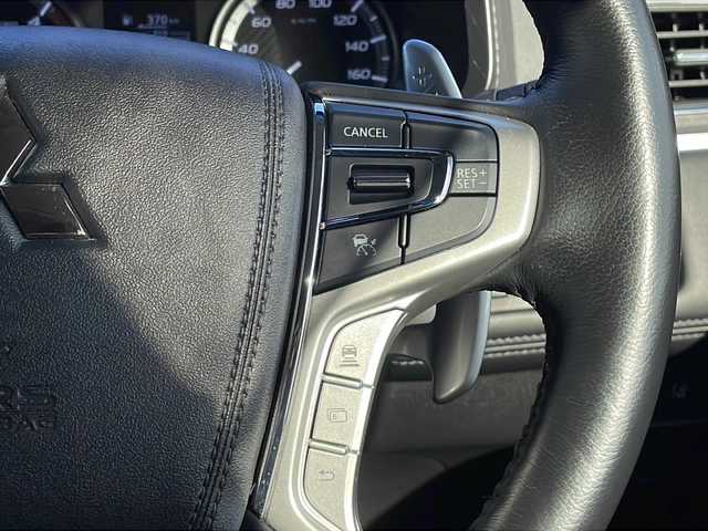 三菱 デリカＤ：５ P 山口県 2023(令5)年 2.2万km グラファイトグレーメタリック/ブラックマイカ パートタイム4WD/社外9V型ナビ【AVIC-RQ822-D】/・フルセグテレビ/・Bluetooth/・CD/DVD/AM/FM/・SD/USB/iPod/Wi-Fi Audio/・HDMI/AUX/ETC/両側パワースライドドア/アラウンドビューモニター/パワーバックドア/ステアリングヒーター/D/N席シートヒーター/パドルシフト/電動パーキングブレーキ/e-Assist/・車線逸脱警報システム/・レーダークルーズコントロールシステム/・オートマチックハイビーム/・誤発進抑制機能（前進時）/・後側方車両検知警報システム（レーンチェンジアシスト機能付）/・後退時交差車両検知警報システム/安全装備/・ヒルスタートアシスト/・エマージェンシーストップシグナルシステム［ESS］/・アクティブスタビリティコントロール/・ABS（EBD付）/純正18インチAW