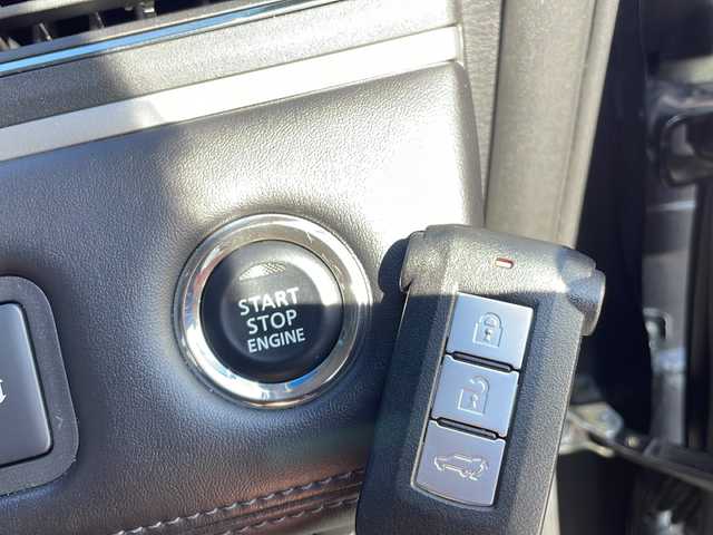 三菱 デリカＤ：５ P 山口県 2023(令5)年 2.2万km グラファイトグレーメタリック/ブラックマイカ パートタイム4WD/社外9V型ナビ【AVIC-RQ822-D】/・フルセグテレビ/・Bluetooth/・CD/DVD/AM/FM/・SD/USB/iPod/Wi-Fi Audio/・HDMI/AUX/ETC/両側パワースライドドア/アラウンドビューモニター/パワーバックドア/ステアリングヒーター/D/N席シートヒーター/パドルシフト/電動パーキングブレーキ/e-Assist/・車線逸脱警報システム/・レーダークルーズコントロールシステム/・オートマチックハイビーム/・誤発進抑制機能（前進時）/・後側方車両検知警報システム（レーンチェンジアシスト機能付）/・後退時交差車両検知警報システム/安全装備/・ヒルスタートアシスト/・エマージェンシーストップシグナルシステム［ESS］/・アクティブスタビリティコントロール/・ABS（EBD付）/純正18インチAW