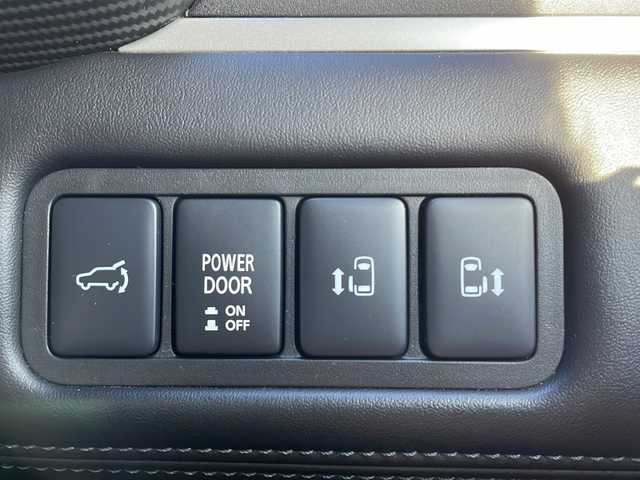 三菱 デリカＤ：５ P 山口県 2023(令5)年 2.2万km グラファイトグレーメタリック/ブラックマイカ パートタイム4WD/社外9V型ナビ【AVIC-RQ822-D】/・フルセグテレビ/・Bluetooth/・CD/DVD/AM/FM/・SD/USB/iPod/Wi-Fi Audio/・HDMI/AUX/ETC/両側パワースライドドア/アラウンドビューモニター/パワーバックドア/ステアリングヒーター/D/N席シートヒーター/パドルシフト/電動パーキングブレーキ/e-Assist/・車線逸脱警報システム/・レーダークルーズコントロールシステム/・オートマチックハイビーム/・誤発進抑制機能（前進時）/・後側方車両検知警報システム（レーンチェンジアシスト機能付）/・後退時交差車両検知警報システム/安全装備/・ヒルスタートアシスト/・エマージェンシーストップシグナルシステム［ESS］/・アクティブスタビリティコントロール/・ABS（EBD付）/純正18インチAW