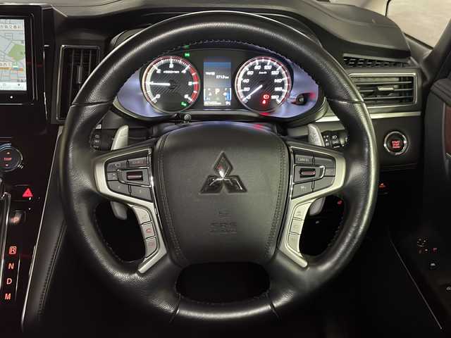 三菱 デリカＤ：５ P 広島県 2023(令5)年 2.2万km グラファイトグレーメタリック/ブラックマイカ カロッツェリア9V型ナビ（AVIC-RQ822-D）/マルチアラウンドモニター/両側パワースライドドア/パワーバックドア/パワーシート/シートヒーター/ステアリングヒーター/パドルシフト/電動パーキングブレーキ/オートブレーキホールド/e-Assist/・衝突軽減ブレーキ/・車線逸脱警報/・レーダークルーズコントロール/・オートマチックハイビーム/・誤発進抑制機能（前進時）/・ブラインドスポットモニター/・リヤクロストラフィックアラート/LEDヘッドランプ/純正18インチAW/ETC