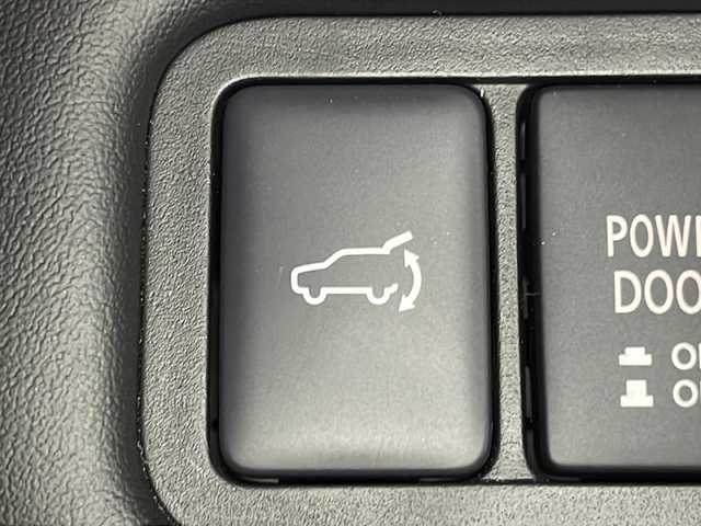 三菱 デリカＤ：５ P 広島県 2023(令5)年 2.2万km グラファイトグレーメタリック/ブラックマイカ カロッツェリア9V型ナビ（AVIC-RQ822-D）/マルチアラウンドモニター/両側パワースライドドア/パワーバックドア/パワーシート/シートヒーター/ステアリングヒーター/パドルシフト/電動パーキングブレーキ/オートブレーキホールド/e-Assist/・衝突軽減ブレーキ/・車線逸脱警報/・レーダークルーズコントロール/・オートマチックハイビーム/・誤発進抑制機能（前進時）/・ブラインドスポットモニター/・リヤクロストラフィックアラート/LEDヘッドランプ/純正18インチAW/ETC