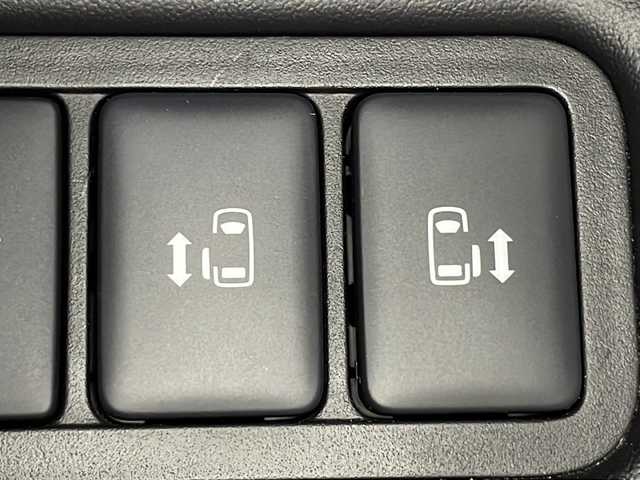 三菱 デリカＤ：５ P 広島県 2023(令5)年 2.2万km グラファイトグレーメタリック/ブラックマイカ カロッツェリア9V型ナビ（AVIC-RQ822-D）/マルチアラウンドモニター/両側パワースライドドア/パワーバックドア/パワーシート/シートヒーター/ステアリングヒーター/パドルシフト/電動パーキングブレーキ/オートブレーキホールド/e-Assist/・衝突軽減ブレーキ/・車線逸脱警報/・レーダークルーズコントロール/・オートマチックハイビーム/・誤発進抑制機能（前進時）/・ブラインドスポットモニター/・リヤクロストラフィックアラート/LEDヘッドランプ/純正18インチAW/ETC