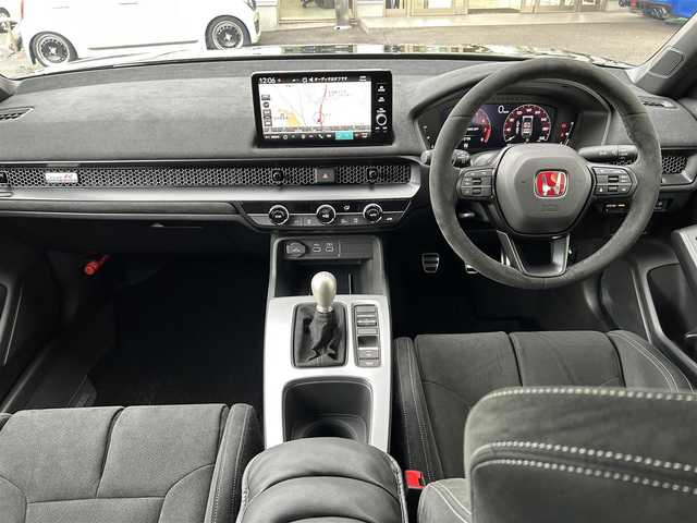 ホンダ シビック タイプR レーシングブラックPKG 長崎県 2025(令7)年 0.1万km クリスタルブラックパール ワンオーナー/純正ディスプレイオーディオ(ナビ/FM/AM/BT/フルセグTV/Apple Car Play/Android Auto)/プッシュスタート/ステアリングスイッチ/バックカメラ/ビルトインETC/DUALエアコン/置くだけ充電/レーダークルーズコントロール/電子パーキング/AUTO HOLD/駐車支援/ACC先行車発進お知らせ/標識認識機能/ベンチシート/純正フロアマット/純正アルミホイール/オートライト/オートマチックハイビーム/ABS/BSM/VSA/CMBS/コーナーセンサー/イモビライザー/トノカバー/純正サスペンション積込/スマートキー/スペアキー/取扱説明書/保証書