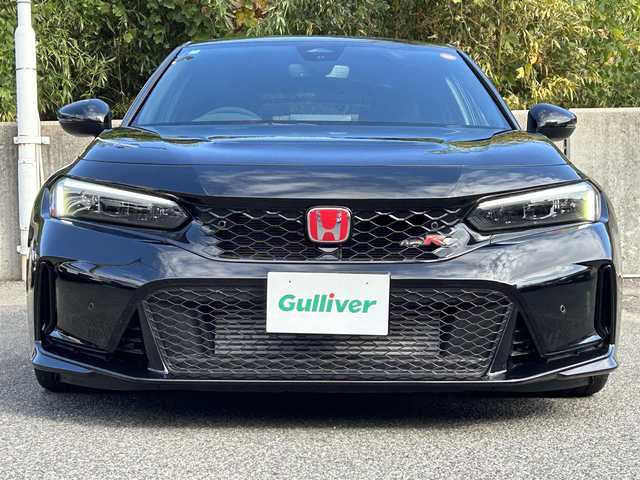 ホンダ シビック タイプR レーシングブラックPKG 長崎県 2025(令7)年 0.1万km クリスタルブラックパール ワンオーナー/純正ディスプレイオーディオ(ナビ/FM/AM/BT/フルセグTV/Apple Car Play/Android Auto)/プッシュスタート/ステアリングスイッチ/バックカメラ/ビルトインETC/DUALエアコン/置くだけ充電/レーダークルーズコントロール/電子パーキング/AUTO HOLD/駐車支援/ACC先行車発進お知らせ/標識認識機能/ベンチシート/純正フロアマット/純正アルミホイール/オートライト/オートマチックハイビーム/ABS/BSM/VSA/CMBS/コーナーセンサー/イモビライザー/トノカバー/純正サスペンション積込/スマートキー/スペアキー/取扱説明書/保証書