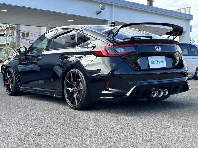 ホンダ シビック タイプR レーシングブラックPKG 長崎県 2025(令7)年 0.1万km クリスタルブラックパール ワンオーナー/純正ディスプレイオーディオ(ナビ/FM/AM/BT/フルセグTV/Apple Car Play/Android Auto)/プッシュスタート/ステアリングスイッチ/バックカメラ/ビルトインETC/DUALエアコン/置くだけ充電/レーダークルーズコントロール/電子パーキング/AUTO HOLD/駐車支援/ACC先行車発進お知らせ/標識認識機能/ベンチシート/純正フロアマット/純正アルミホイール/オートライト/オートマチックハイビーム/ABS/BSM/VSA/CMBS/コーナーセンサー/イモビライザー/トノカバー/純正サスペンション積込/スマートキー/スペアキー/取扱説明書/保証書