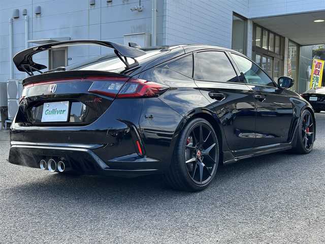 ホンダ シビック タイプR レーシングブラックPKG 長崎県 2025(令7)年 0.1万km クリスタルブラックパール ワンオーナー/純正ディスプレイオーディオ(ナビ/FM/AM/BT/フルセグTV/Apple Car Play/Android Auto)/プッシュスタート/ステアリングスイッチ/バックカメラ/ビルトインETC/DUALエアコン/置くだけ充電/レーダークルーズコントロール/電子パーキング/AUTO HOLD/駐車支援/ACC先行車発進お知らせ/標識認識機能/ベンチシート/純正フロアマット/純正アルミホイール/オートライト/オートマチックハイビーム/ABS/BSM/VSA/CMBS/コーナーセンサー/イモビライザー/トノカバー/純正サスペンション積込/スマートキー/スペアキー/取扱説明書/保証書