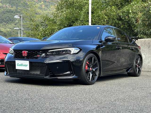 ホンダ シビック タイプR レーシングブラックPKG 長崎県 2025(令7)年 0.1万km クリスタルブラックパール ワンオーナー/純正ディスプレイオーディオ(ナビ/FM/AM/BT/フルセグTV/Apple Car Play/Android Auto)/プッシュスタート/ステアリングスイッチ/バックカメラ/ビルトインETC/DUALエアコン/置くだけ充電/レーダークルーズコントロール/電子パーキング/AUTO HOLD/駐車支援/ACC先行車発進お知らせ/標識認識機能/ベンチシート/純正フロアマット/純正アルミホイール/オートライト/オートマチックハイビーム/ABS/BSM/VSA/CMBS/コーナーセンサー/イモビライザー/トノカバー/純正サスペンション積込/スマートキー/スペアキー/取扱説明書/保証書