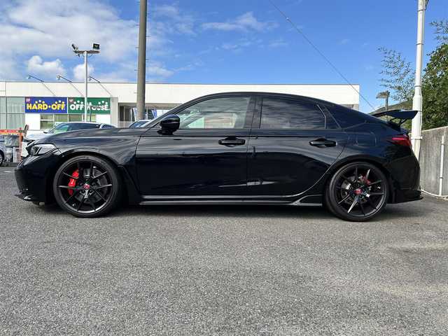 ホンダ シビック タイプR レーシングブラックPKG 長崎県 2025(令7)年 0.1万km クリスタルブラックパール ワンオーナー/純正ディスプレイオーディオ(ナビ/FM/AM/BT/フルセグTV/Apple Car Play/Android Auto)/プッシュスタート/ステアリングスイッチ/バックカメラ/ビルトインETC/DUALエアコン/置くだけ充電/レーダークルーズコントロール/電子パーキング/AUTO HOLD/駐車支援/ACC先行車発進お知らせ/標識認識機能/ベンチシート/純正フロアマット/純正アルミホイール/オートライト/オートマチックハイビーム/ABS/BSM/VSA/CMBS/コーナーセンサー/イモビライザー/トノカバー/純正サスペンション積込/スマートキー/スペアキー/取扱説明書/保証書