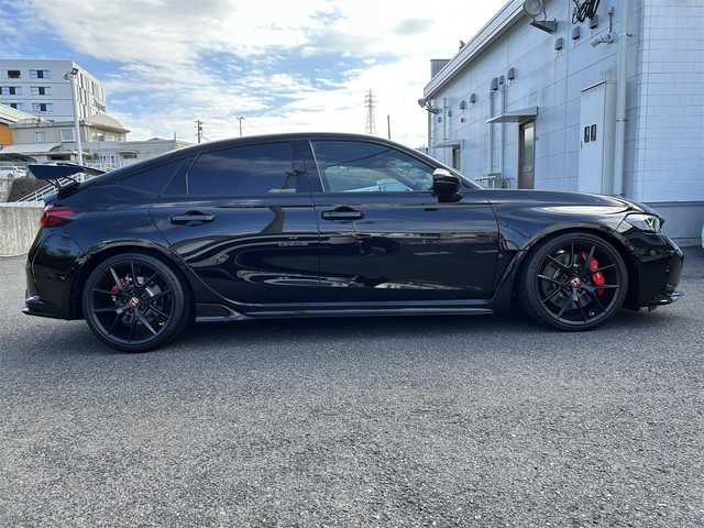 ホンダ シビック タイプR レーシングブラックPKG 長崎県 2025(令7)年 0.1万km クリスタルブラックパール ワンオーナー/純正ディスプレイオーディオ(ナビ/FM/AM/BT/フルセグTV/Apple Car Play/Android Auto)/プッシュスタート/ステアリングスイッチ/バックカメラ/ビルトインETC/DUALエアコン/置くだけ充電/レーダークルーズコントロール/電子パーキング/AUTO HOLD/駐車支援/ACC先行車発進お知らせ/標識認識機能/ベンチシート/純正フロアマット/純正アルミホイール/オートライト/オートマチックハイビーム/ABS/BSM/VSA/CMBS/コーナーセンサー/イモビライザー/トノカバー/純正サスペンション積込/スマートキー/スペアキー/取扱説明書/保証書