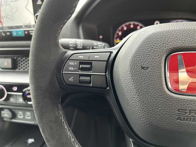 ホンダ シビック タイプR レーシングブラックPKG 長崎県 2025(令7)年 0.1万km クリスタルブラックパール ワンオーナー/純正ディスプレイオーディオ(ナビ/FM/AM/BT/フルセグTV/Apple Car Play/Android Auto)/プッシュスタート/ステアリングスイッチ/バックカメラ/ビルトインETC/DUALエアコン/置くだけ充電/レーダークルーズコントロール/電子パーキング/AUTO HOLD/駐車支援/ACC先行車発進お知らせ/標識認識機能/ベンチシート/純正フロアマット/純正アルミホイール/オートライト/オートマチックハイビーム/ABS/BSM/VSA/CMBS/コーナーセンサー/イモビライザー/トノカバー/純正サスペンション積込/スマートキー/スペアキー/取扱説明書/保証書