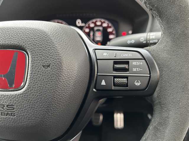 ホンダ シビック タイプR レーシングブラックPKG 長崎県 2025(令7)年 0.1万km クリスタルブラックパール ワンオーナー/純正ディスプレイオーディオ(ナビ/FM/AM/BT/フルセグTV/Apple Car Play/Android Auto)/プッシュスタート/ステアリングスイッチ/バックカメラ/ビルトインETC/DUALエアコン/置くだけ充電/レーダークルーズコントロール/電子パーキング/AUTO HOLD/駐車支援/ACC先行車発進お知らせ/標識認識機能/ベンチシート/純正フロアマット/純正アルミホイール/オートライト/オートマチックハイビーム/ABS/BSM/VSA/CMBS/コーナーセンサー/イモビライザー/トノカバー/純正サスペンション積込/スマートキー/スペアキー/取扱説明書/保証書