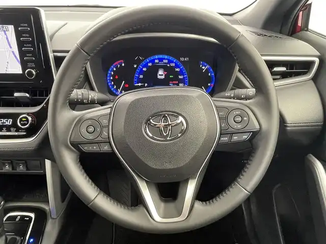 トヨタ カローラ クロス Z 宮城県 2022(令4)年 1.6万km 赤 純正ナビ/・BT接続/フルセグTV/全周囲カメラ/・バック/サイド/フロント/純正18インチAW/トヨタセーフティセンス/・ブラインドスポットモニター/・プリクラッシュセーフティ/・レーントレーシングアシスト/・リヤクロストラフィックアラート/・ロードサインアシスト/電動リアゲート/純正フロアマット/LEDヘッドライト/・フォグランプ/ルーフレール/前列シートヒーター