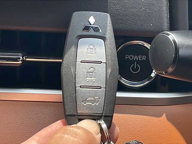 三菱 アウトランダー ＰＨＥＶ P 兵庫県 2022(令4)年 3.6万km ホワイトダイヤモンド 外部検査実施済み/ワンオーナー/４WD/Apple car play/純正メモリナビ/(フルセグTV/Bluetooth/USB)/BOSEサウンドシステム/アラウンドビューモニター/eアシスト/・衝突被害軽減ブレーキシステム/・踏み間違い衝突防止アシスト/・車線逸脱警報システム/・ふらつき警報/・標識認識システム/・後側方衝突被害防止支援システム/・後側方車両検知警報システム/・後退時車両検知警報システム/・車線逸脱防止支援機能/・前方衝突予測警報/デジタルインナーミラー/パワーバックドア/レーダークルーズコントロール/ブラインドスポットモニター/LEDヘッドライト/スマートキー/ビルトインETC2.0/前後ドライブレコーダー/黒レザーシート/前席パワーシート/全席シートヒーター/ヘッドアップディスプレイ/置くだけ充電/100V電源/パドルシフト/横滑り防止機能/純正20インチアルミホイール/カーテンエアバック/保証書/取扱説明書/スペアキー/充電ケーブル後送